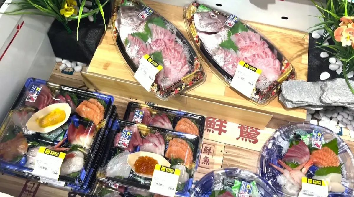 ชาวฮ่องกงต่อคิวร้านซูชิ ไม่สนน้ำเสียปนเปื้อนสารกัมมันตรังสีญี่ปุ่น