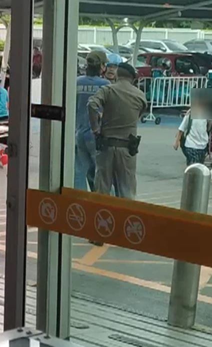 หนุ่มส่งพัสดุ สวมหมวกกันน็อกเข้าห้าง ตร.เตือนไม่ฟัง ถูกยิงเจ็บ