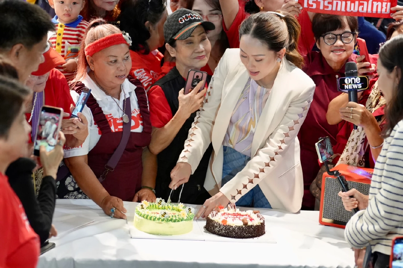 "อุ๊งอิ๊งค์" หลั่งน้ำตาปลื้ม คนเสื้อแดงอวยพรวันเกิด ชวนต้อนรับพ่อพรุ่งนี้