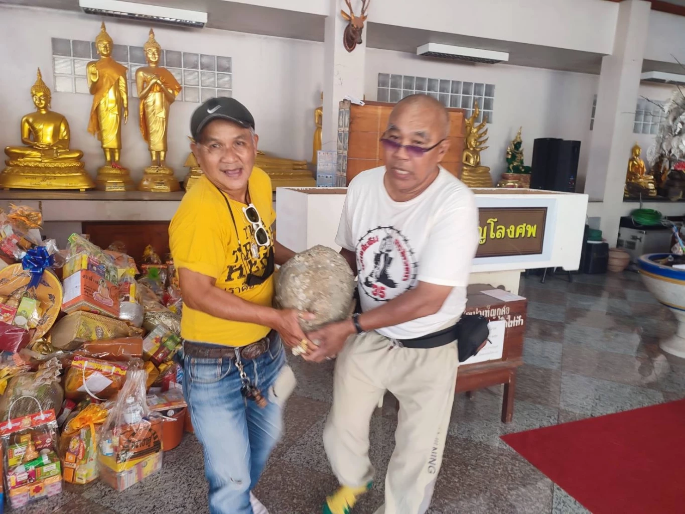 ชาวบ้านยกเศียรพระเก่า ใต้ต้นโพธิ์ ไปไว้ในวิหารหลวงพ่อเปี่ยม วัดเกาะหลัก