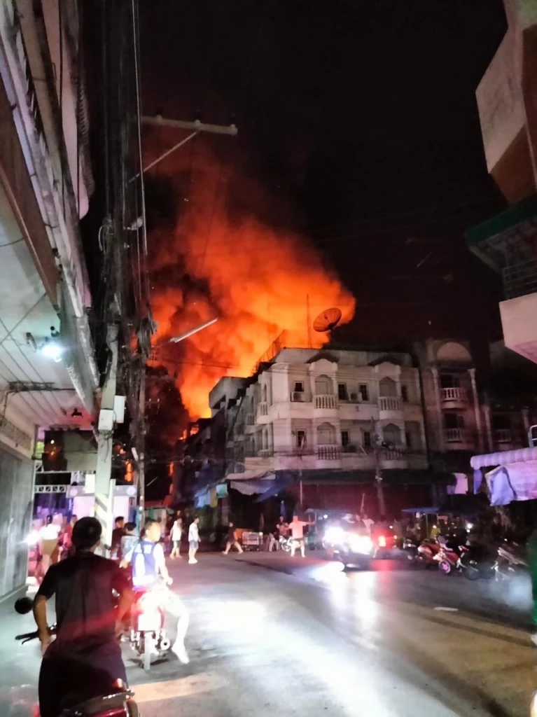 ด่วน! ไฟไหม้ตลาดอินทร์บุรี เจ้าหน้าที่เร่งระดมฉีดน้ำดับเพลิง