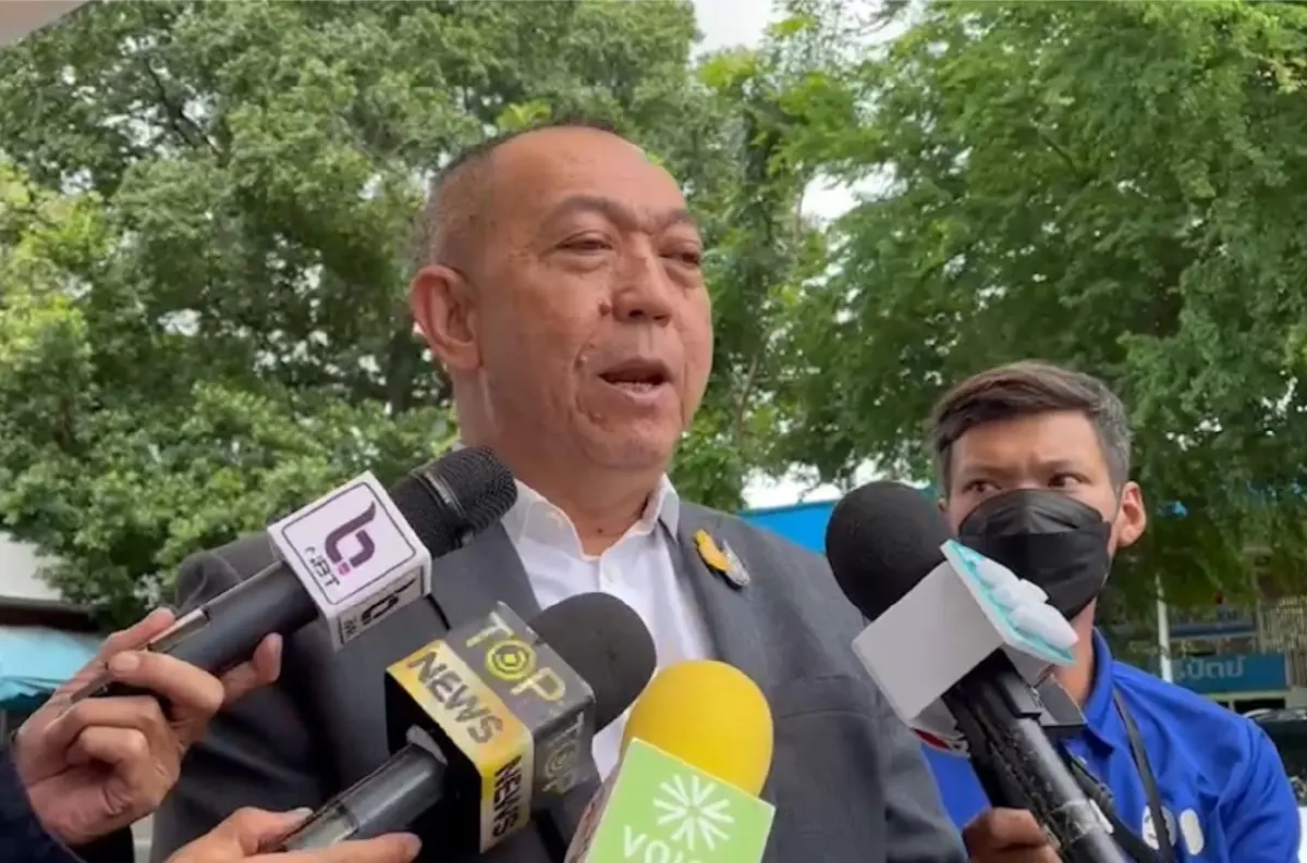เฉลิมชัย ศรีอ่อน รมว.เกษตรและสหกรณ์ ในฐานะรักษาการเลขาธิการพรรคประชาธิปัตย์