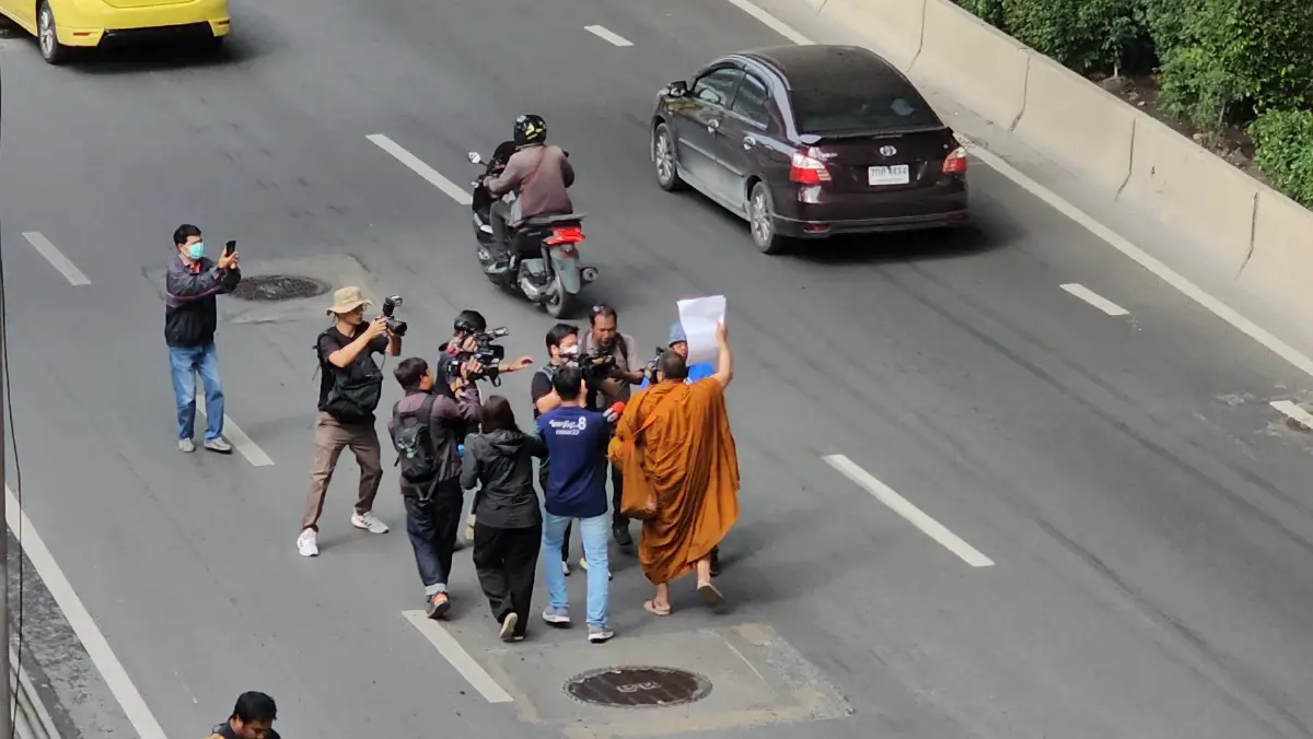 หวิดชุลมุน! "พระเค ร้อยล้าน" บุกป่วนมวลชนเสื้อแดงรอรับ "ทักษิณ"