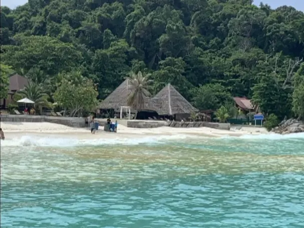 พบคราบน้ำมัน ลอยติดชายหาด เกาะหลีเป๊ะ ทร.ภาค 3 เร่งกำจัด