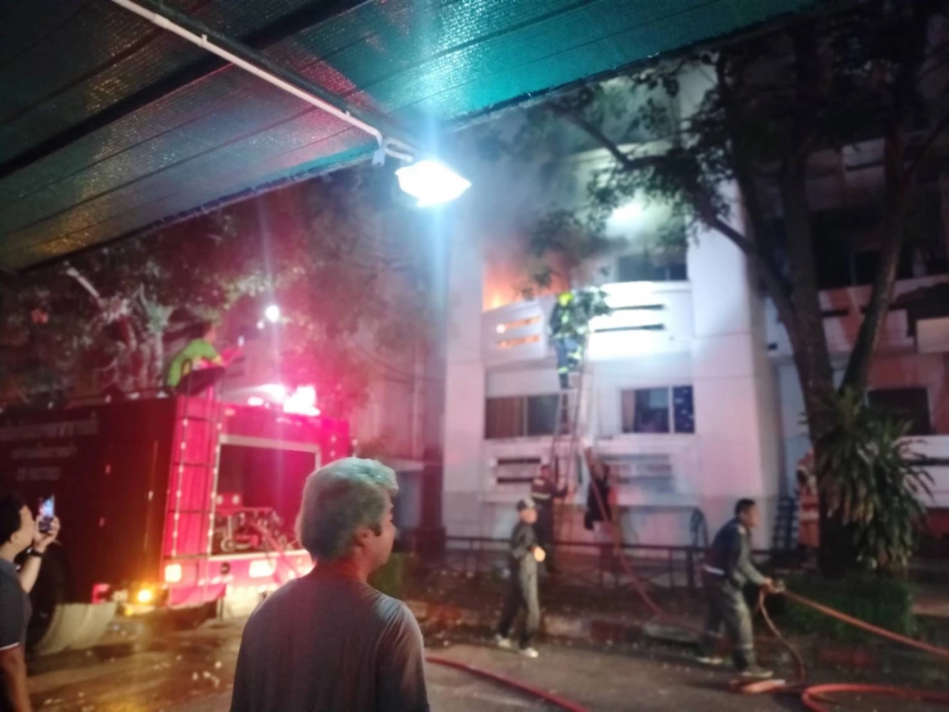 หนีตายอลหม่าน ไฟไหม้คอนโด ย่านบางแก้ว ไฟเผาวอดเจ้าของห้องถึงกับล้มพับ