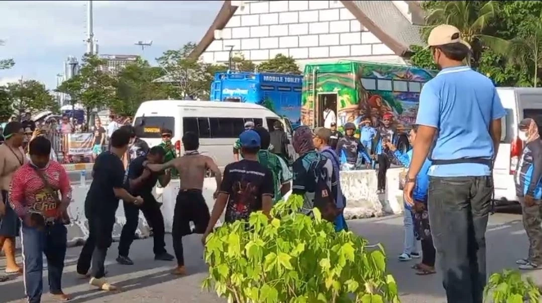 นักท่องเที่ยวแตกตื่น กลุ่มคนเชียร์แขกลงเรือ ยกพวกตีกันกลางแหลมบาลีฮาย