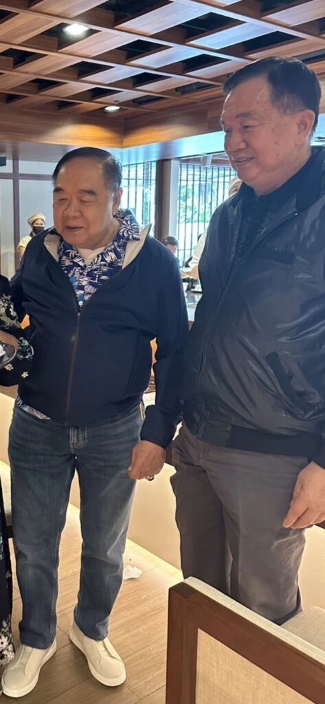 อยู่นี่เอง! "บิ๊กป้อม" อารมณ์ดีแต่งตัววัยรุ่น โผล่นั่งกินชาบูกับเดอะแก๊ง