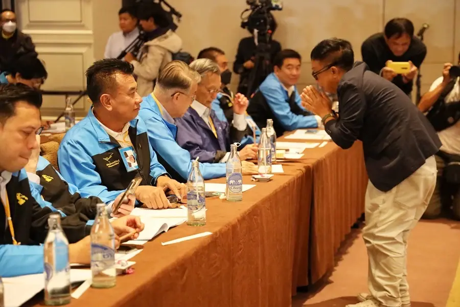 บรรยากาศผู้เข้าร่วมประชุมพรรคประชาธิปัตย์ก่อน ล่ม