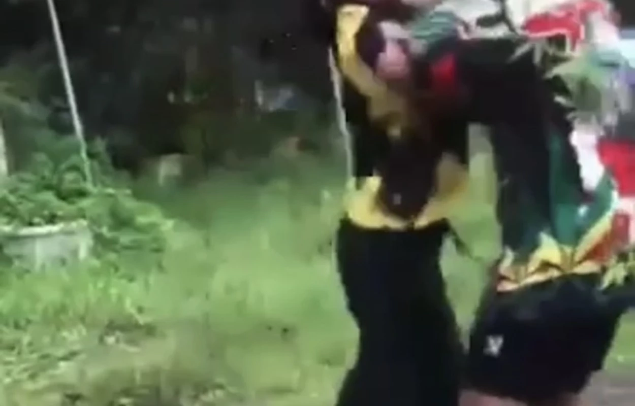 สาว ม.1 "คลั่งรัก" ชวนเพื่อนรุมตบน้อง ป.5 ที่คุยกับแฟน ป.6 จนน่วม (มีคลิป)