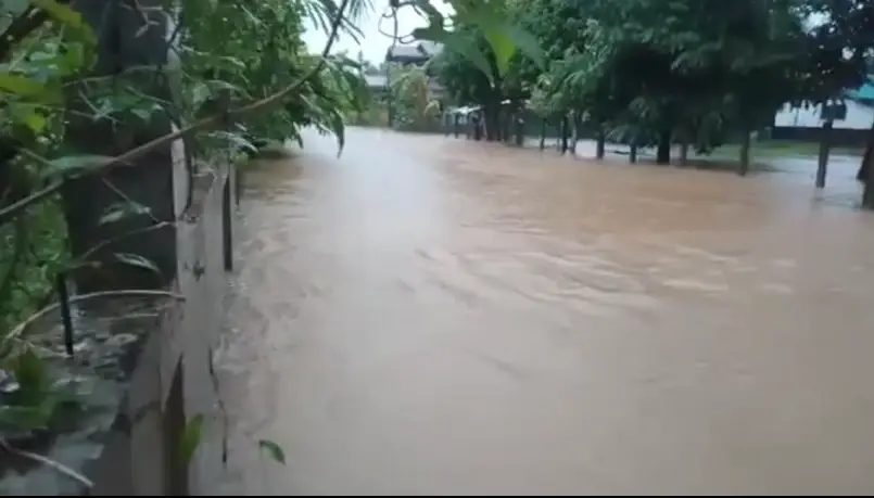 เปิดคลิป น้ำป่า "ภูลังกา" ทะลักท่วมหมู่บ้านเชิงเขา ชาวบ้านขนของแทบไม่ทัน