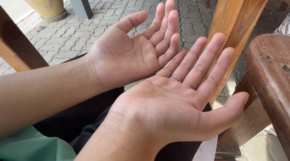 แม่เดือด จูงลูกสาว ม.2 แจ้งความ ครู รร.ดังอ่างทอง ใช้ไม้ฟาดมือ จนยกไม่ขึ้น