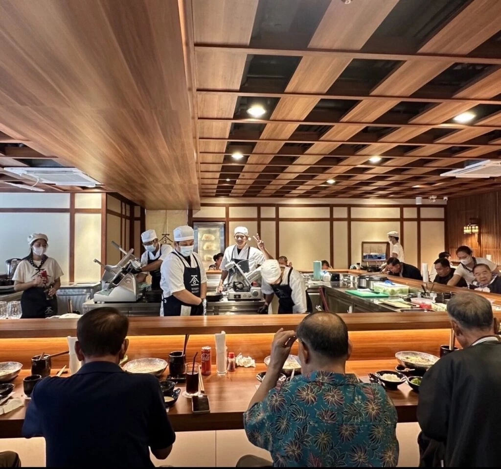 อยู่นี่เอง! "บิ๊กป้อม" อารมณ์ดีแต่งตัววัยรุ่น โผล่นั่งกินชาบูกับเดอะแก๊ง