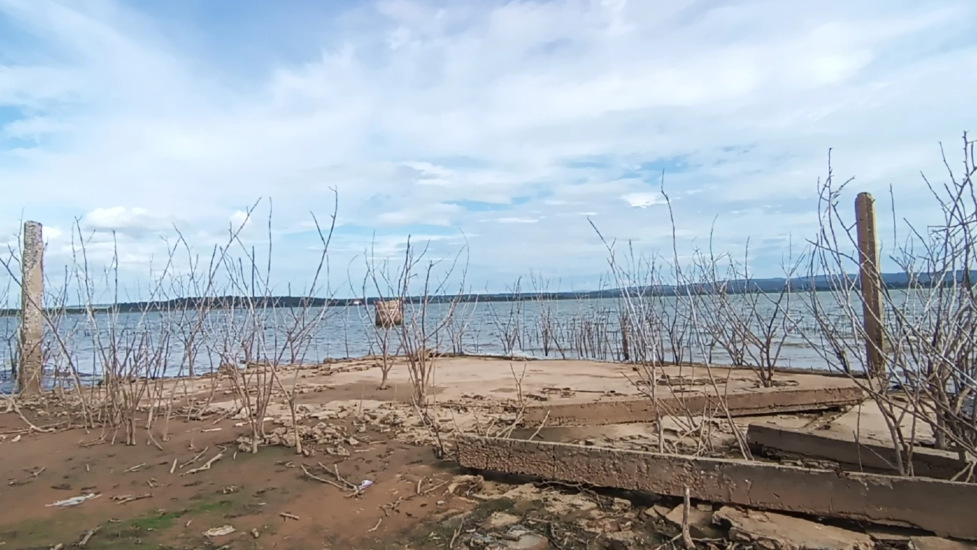 เขื่อนลำแชะน้ำลดเหลือ 35 เปอร์เซ็นต์ ซากโรงเรียนเก่าโผล่กลางน้ำ