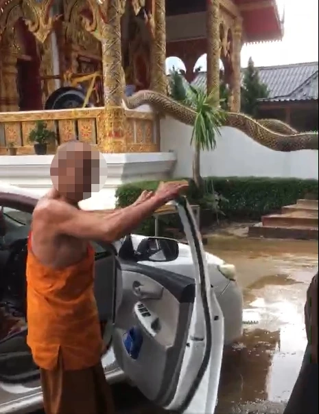 พระแดง กับรถเก๋งคู่ใจ