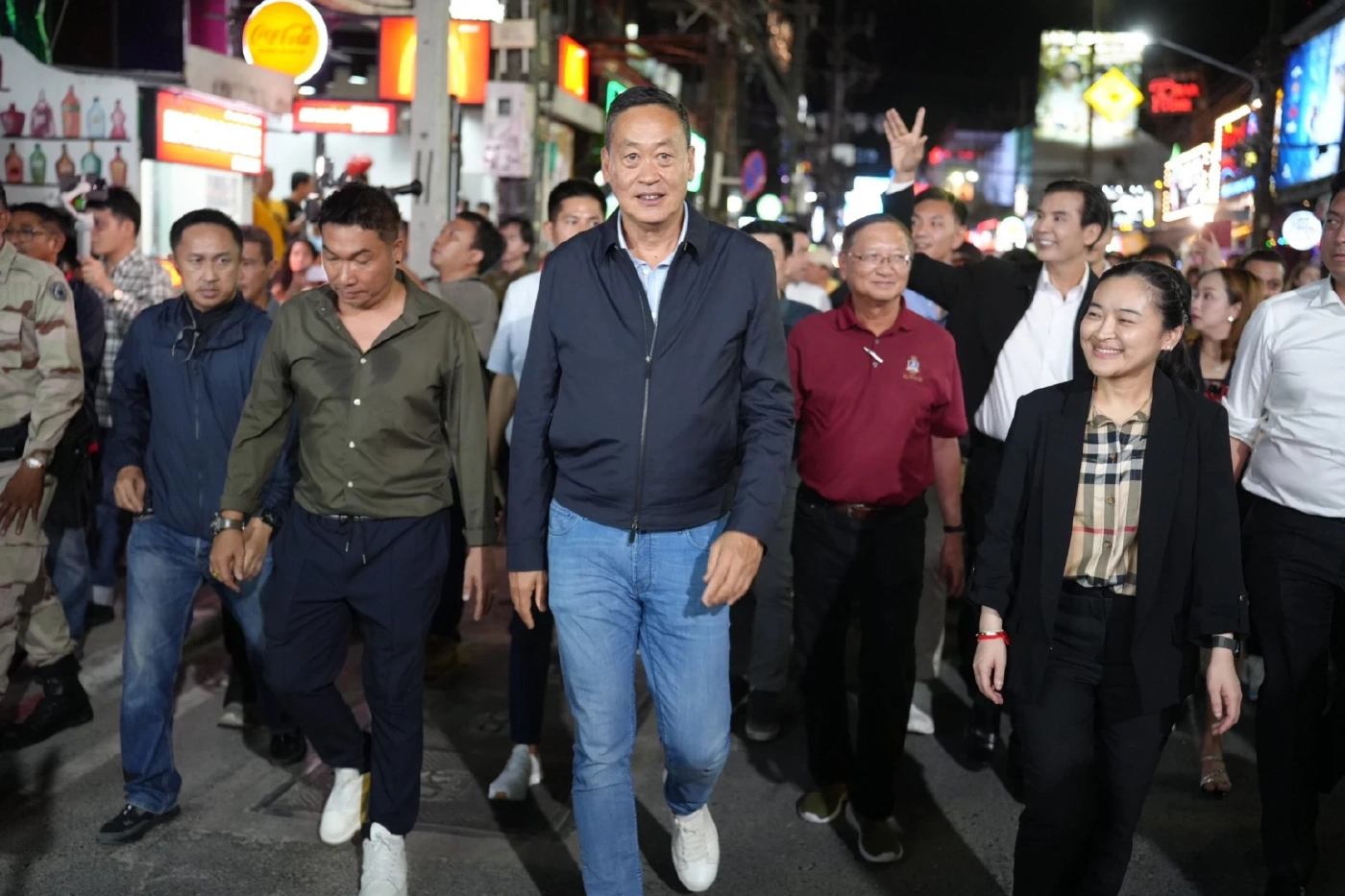 ป่าตองแตก! เศรษฐา สำรวจธุรกิจบันเทิงช่วงกลางคืน คนแห่เซลฟี่เพียบ