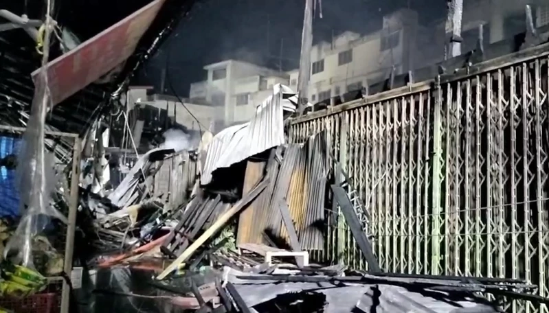 ไฟไหม้วอด "ตลาดเก่าอินทร์บุรี" เสียหาย 30 หลัง ยังไม่เจอเจ้าของบ้านต้นเพลิง