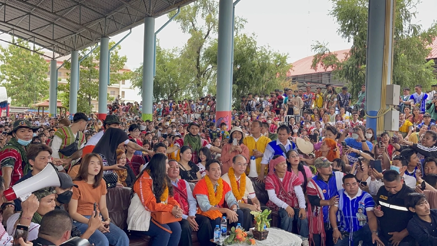 วัดแทบแตก! "พิธา" ร่วมงานประเพณีผูกข้อมือเดือนเก้า "ชาวปกาเกอะญอ"