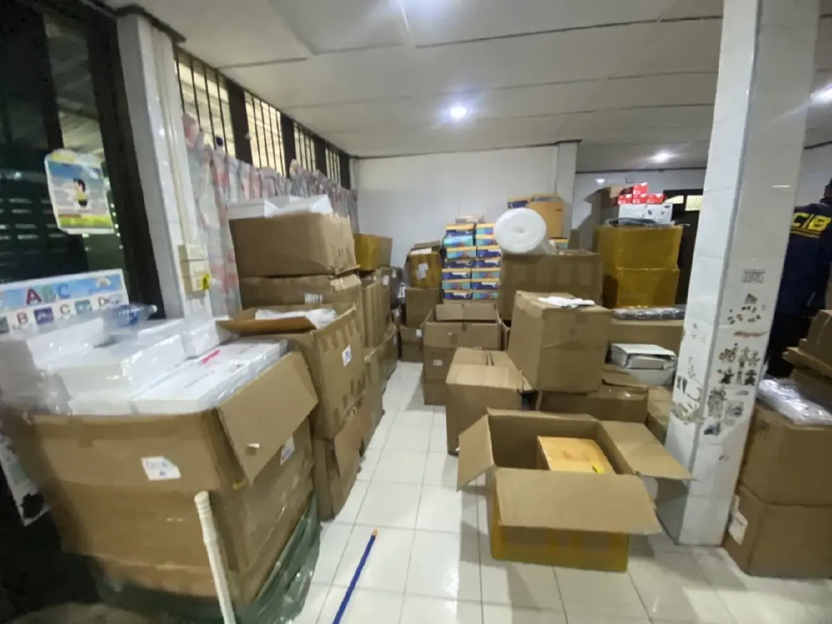ตร.บุกทลายโกดังแบรนด์เนมเก๊ ส่งขายออนไลน์ ยึดของกลางกว่า 20 ล้านบาท