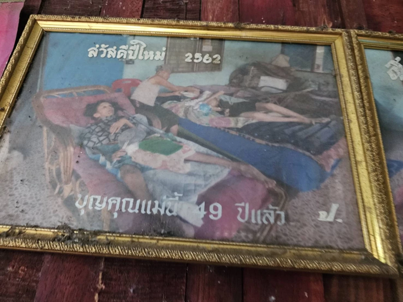 รักไม่เสื่อมคลาย! สุดยอดแม่วัย 94 เลี้ยงลูกสาวฝาแฝด พิการติดเตียงกว่า 80 ปี