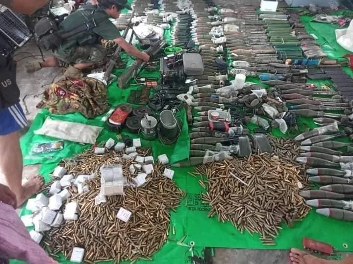 อาวุธทหารเมียนมา ที่ถูกกองกำลังกะเหรี่ยง ยึดไป
