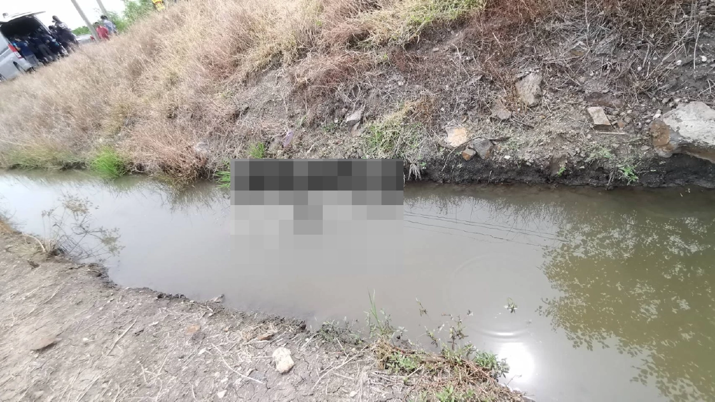 ดักยิงหนุ่มใหญ่พกปืน เกือบ 10 นัด ดับในร่องน้ำกลางทุ่งนา ตร.เร่งหาสาเหตุ