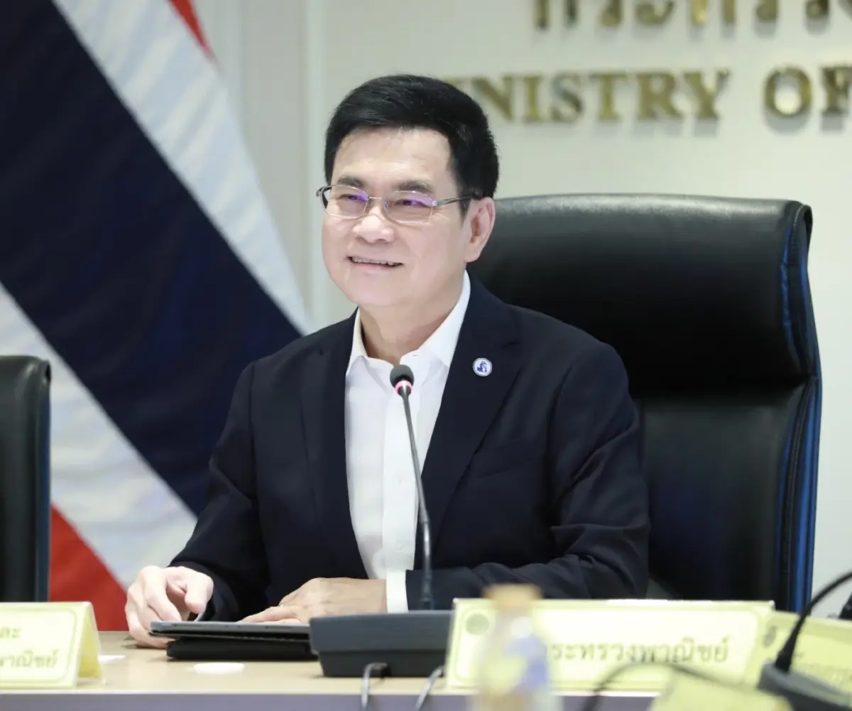 นายจุรินทร์ ลักษณวิศิษฏ์ รองนายกรัฐมนตรีและรัฐมนตรีว่าการกระทรวงพาณิชย์ 