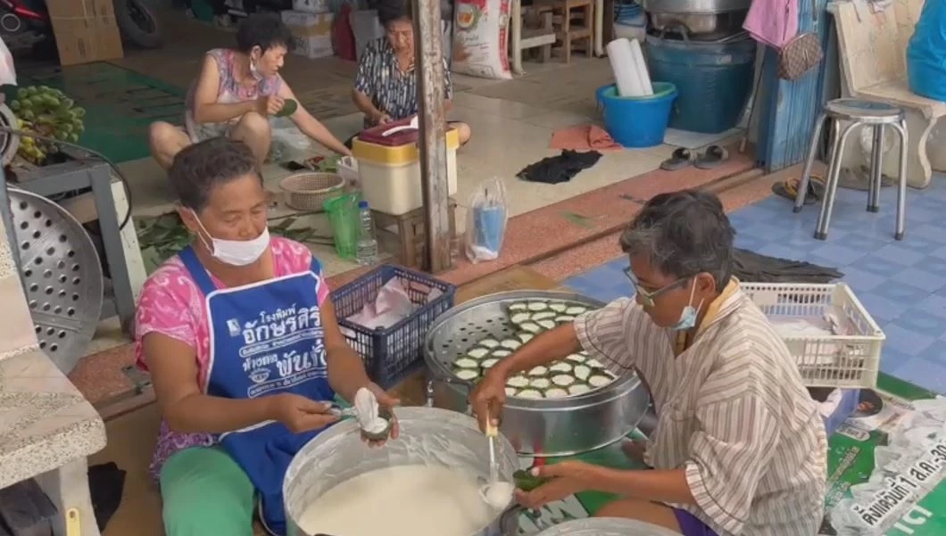 แม่ค้าเร่งทำขนมเข่ง-ขนมเทียนขาย รับสารทจีน แม้ต้นทุนสูงขึ้น แต่ยังขายราคาเดิม