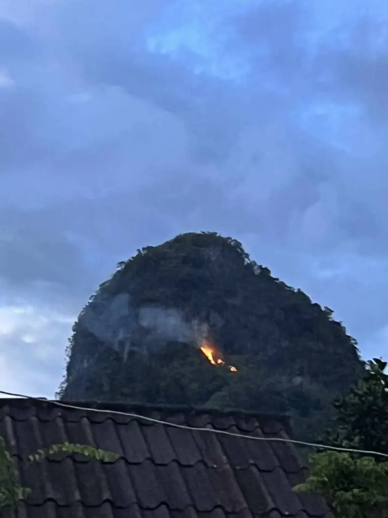 ไฟป่าลุกไหม้เขา กลางหมู่บ้าน "เมืองลุง" ชาวบ้านจนปัญญาดับ เหตุเป็นผาสูงชัน