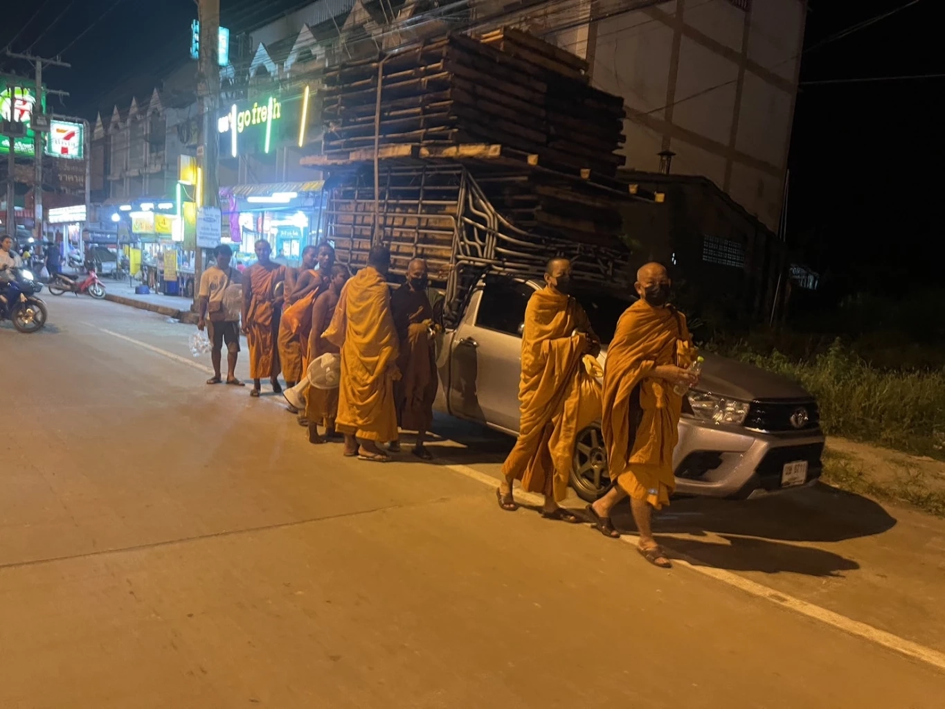 พระ-เณร ร้องเรียนเจ้าอาวาสอมเงินกฐิน กลับถูกไล่พ้นวัดช่วงเข้าพรรษา