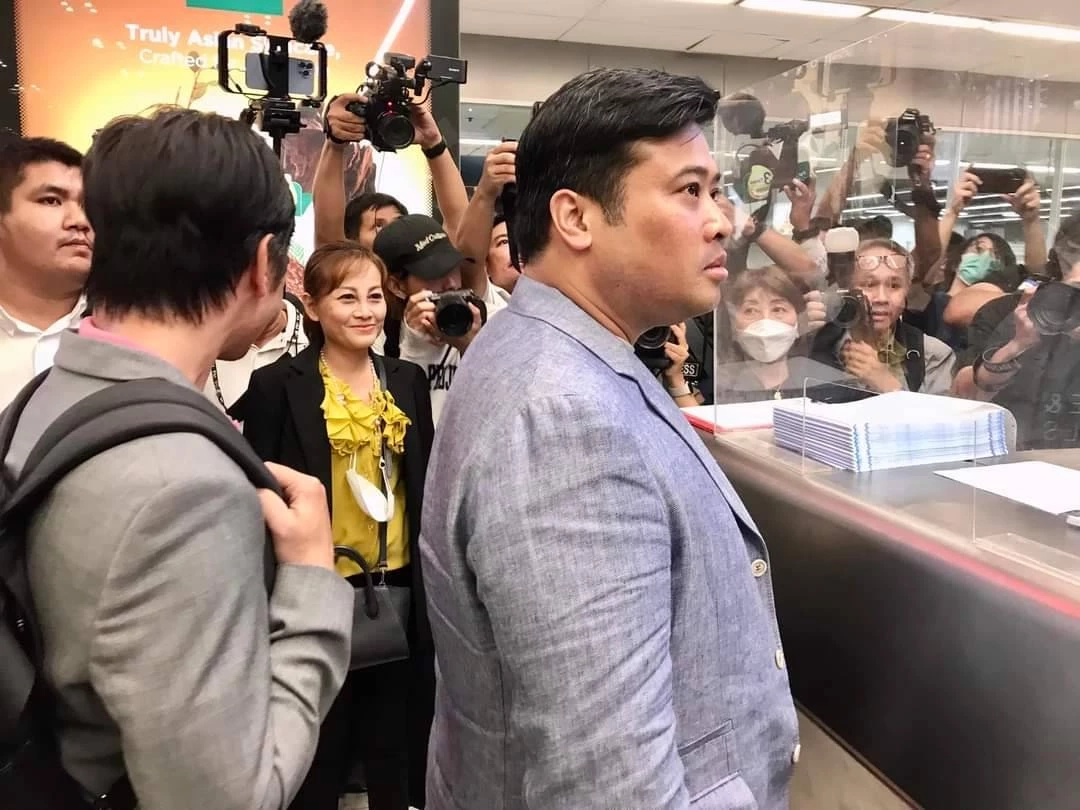 "ท่านอ้น" วัชเรศร วิวัชรวงศ์ โอรสในพระบาทสมเด็จพระเจ้าอยู่หัว พร้อมด้วย "ท่านอ่อง" นายแพทย์ จักรีวัชร วิวัชรวงศ์ น้องชาย เดินทางกลับสหรัฐฯ