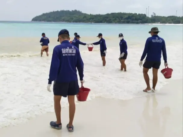 พบคราบน้ำมัน ลอยติดชายหาด เกาะหลีเป๊ะ ทร.ภาค 3 เร่งกำจัด