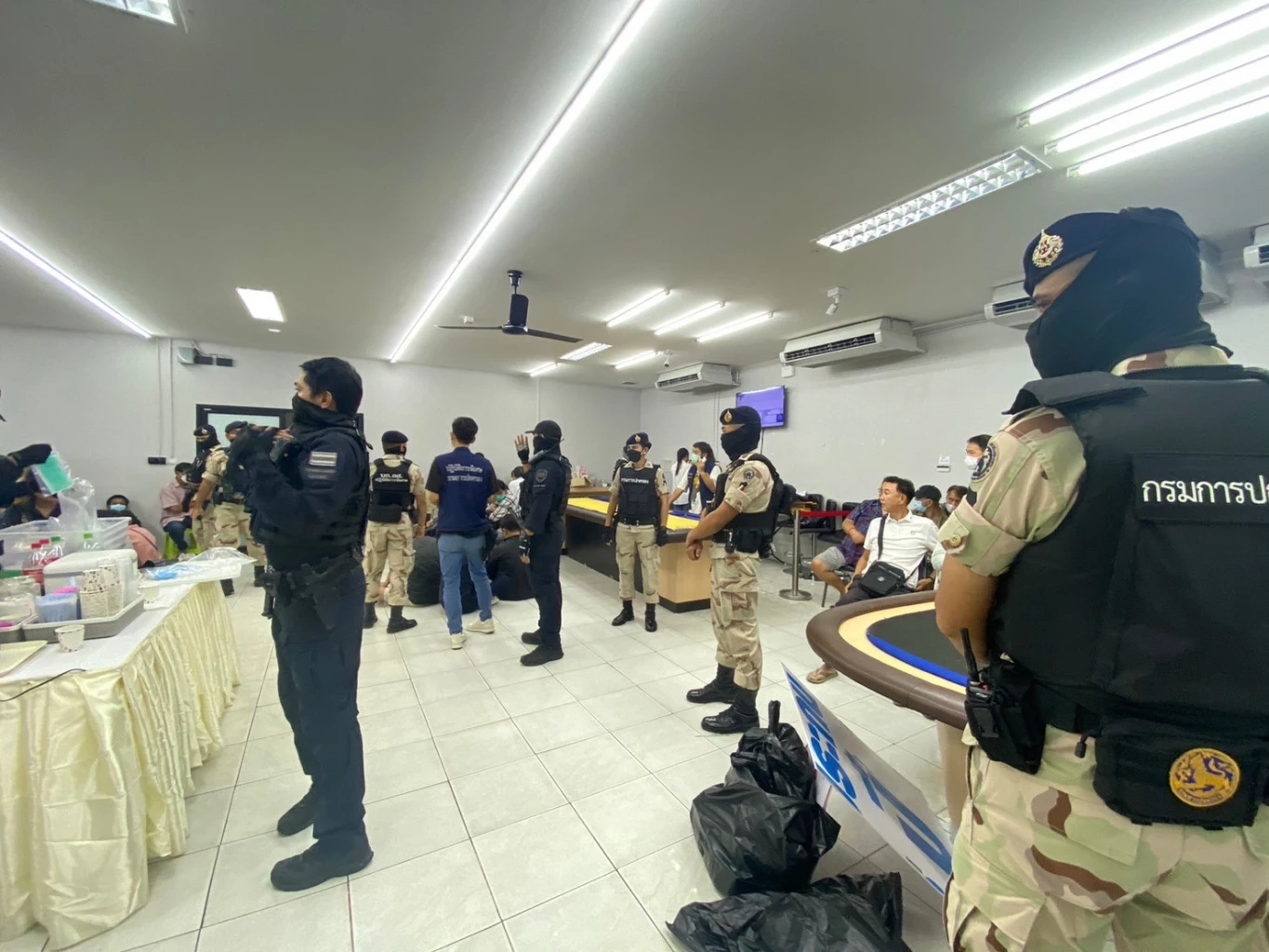 เปิดคลิป ฝ่ายปกครอง บุกทลาย "บ่อน" กลางเมืองเชียงใหม่ รวบผีพนันนับร้อย