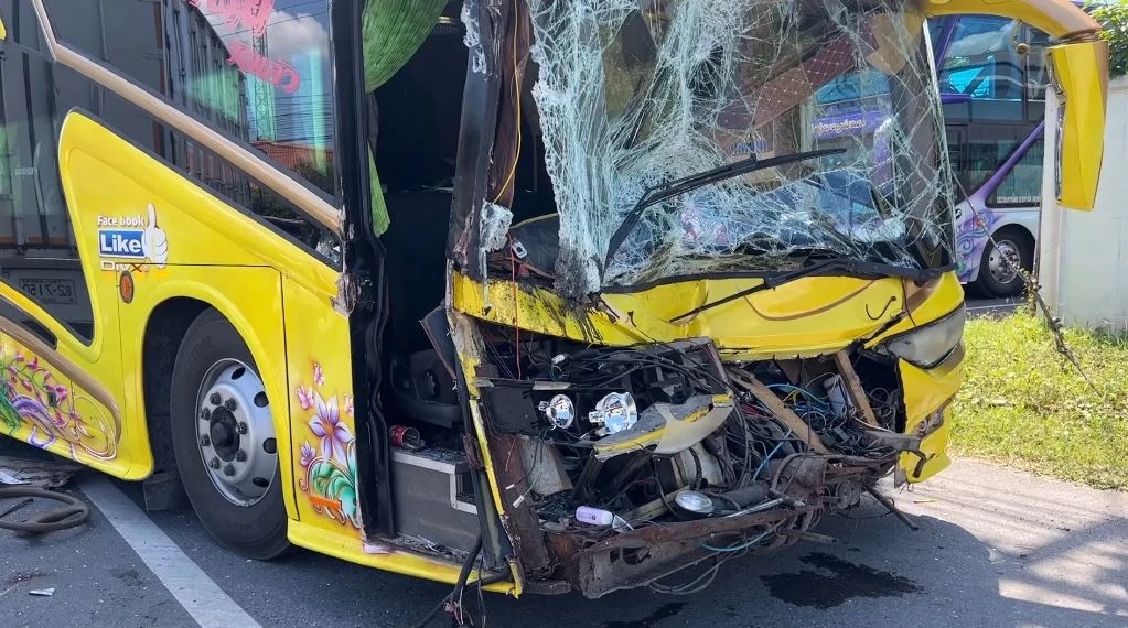 รถบัสทัศนศึกษา เบรกไม่อยู่ชนท้ายเก๋งและรถบรรทุก นักเรียนเจ็บ 7 คน