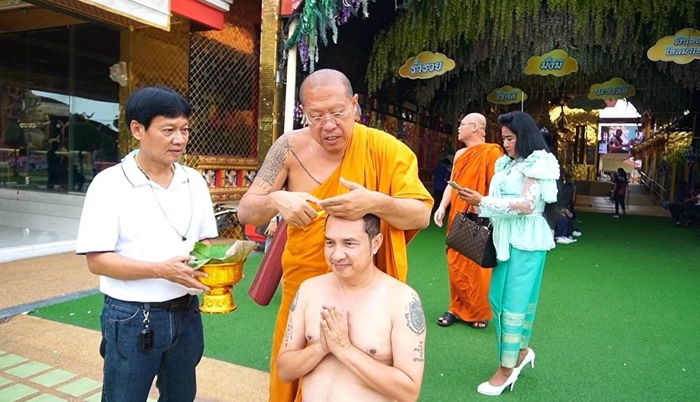 "กระรอก เชิญยิ้ม" ถือฤกษ์ดีวันแม่ โกนหัวบวชแก้บน หลังหายจากอาการป่วย