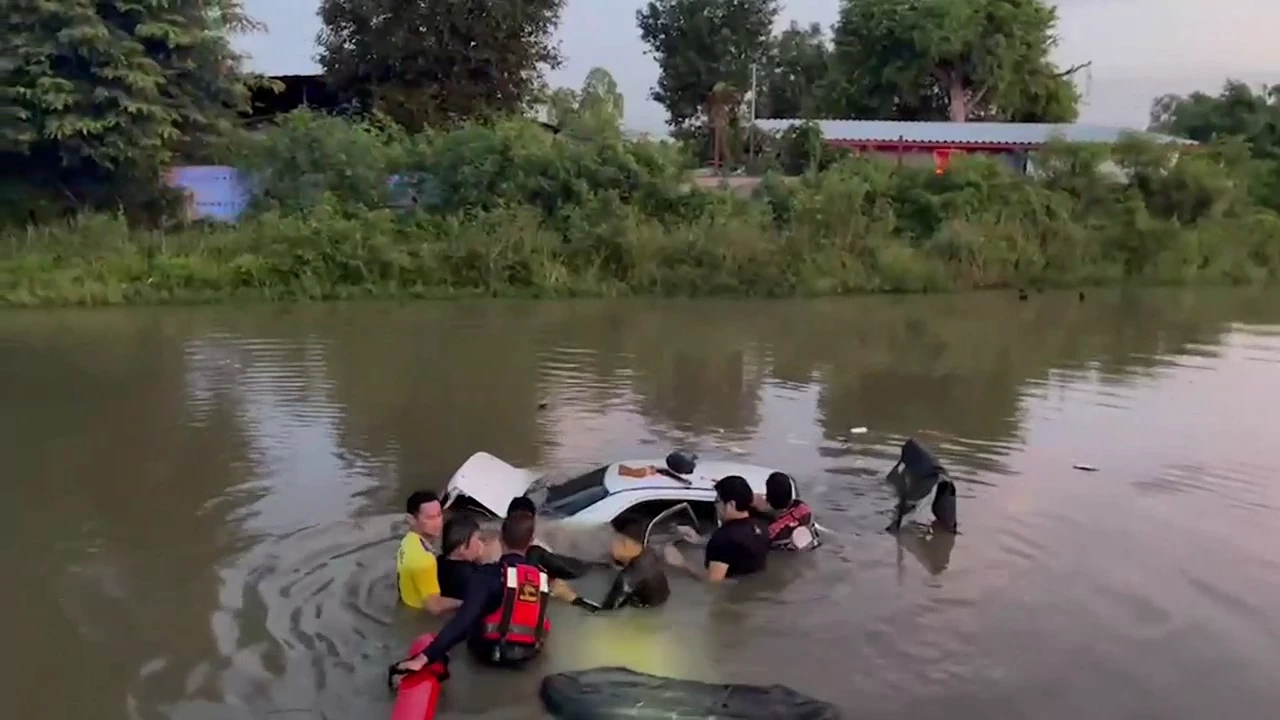 นาทีชีวิต! กู้ภัยกระโดดลงคลอง ทุบกระจกรถยนต์ ช่วยหนุ่มวูบหมดสติ