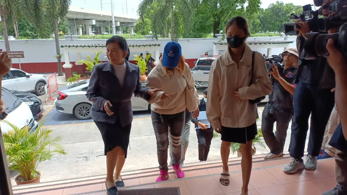 "ปวีณา" พา "ชมพู่" ให้ปากคำตำรวจเพิ่ม แจงปมบุกรุกห้องอดีตสามี