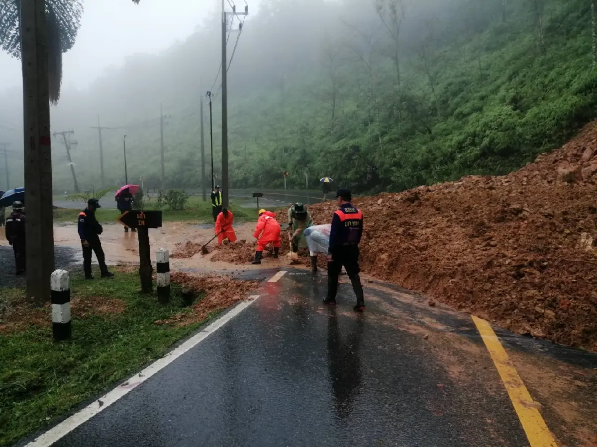 ฝนถล่มหนัก จ.น่าน เกิดดินสไลด์ปิดทับเส้นทางสาย 1256 หน้า อช.ดอยภูคา