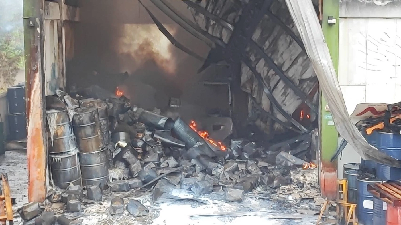 ระทึก! ไฟไหม้โรงงานผลิตกาว ลามติดโรงงานเศษกระดาษ ย่านลำลูกกา วอดทั้งคู่