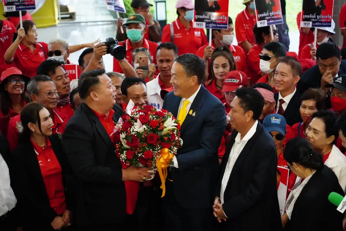 กลุ่มคนเสื้อแดงปทุมฯ ให้กำลัง เศรษฐา พร้อมระบุ “นายกฯชื่อเศรษฐา คนไทยจะเป็นเศรษฐี” 