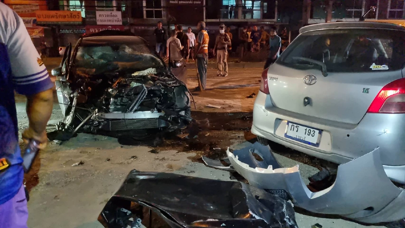 ไม่แผ่วช่วงนี้! หนุ่มซิ่ง "กระบะ" แซงซ้าย ชนรวดกวาด 5 คัน เจ็บสาหัส 8 ดับ 2