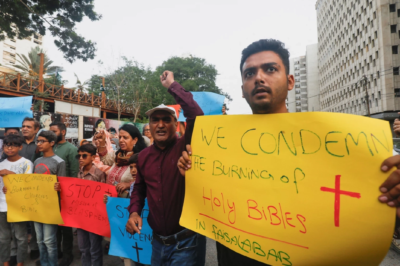 มุสลิมเผาโบสถ์คริสต์ 8 แห่งในปากีสถาน แค้นดูหมิ่นศาสนา