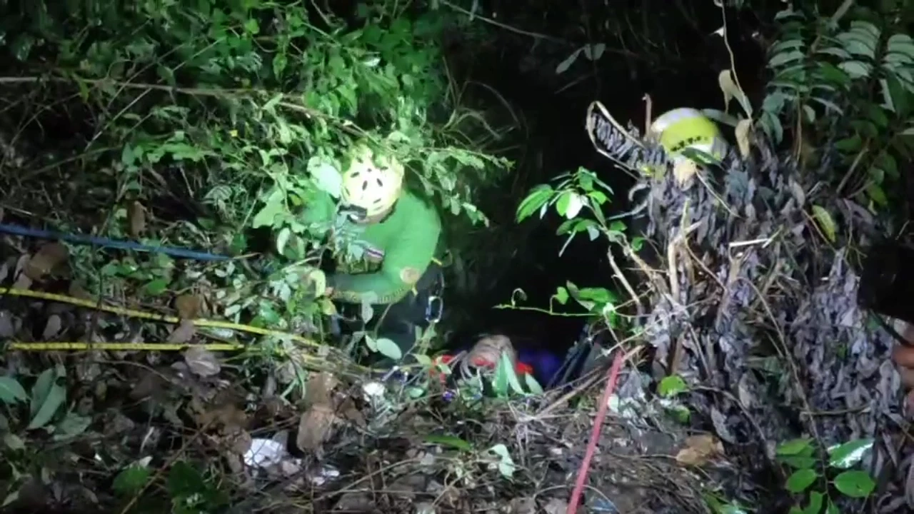 กู้ภัยฯช่วยทุลักทุเล หนุ่มน้อยใจแฟนสาว พลัดตก"สะพานห้วยตอง"ช่วงเหวลึก