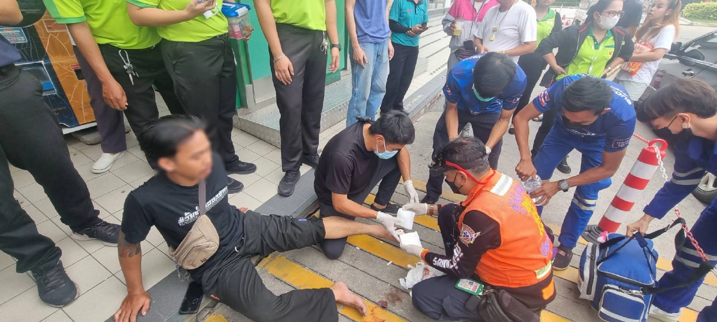 หนุ่มส่งพัสดุ สวมหมวกกันน็อกเข้าห้าง ตร.เตือนไม่ฟัง ถูกยิงเจ็บ