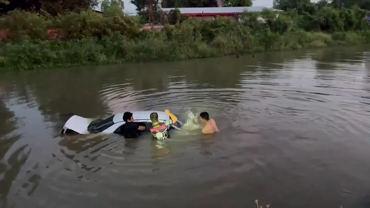 นาทีชีวิต! กู้ภัยกระโดดลงคลอง ทุบกระจกรถยนต์ ช่วยหนุ่มวูบหมดสติ