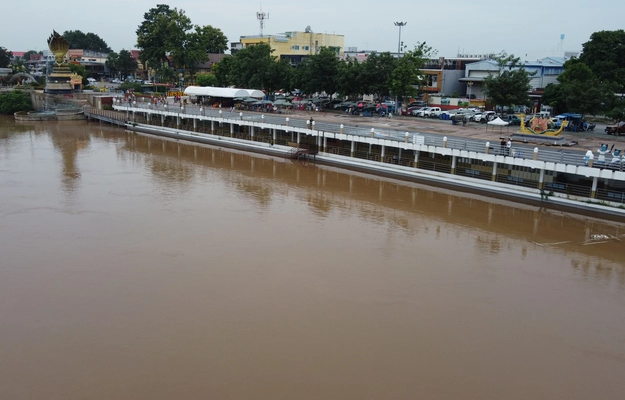 นครพนม นาข้าวจมกว่า 4 พันไร่ น้ำโขงเริ่มแตะขอบตลิ่ง เร่งป้องกันน้ำไหลเข้าชุมชน