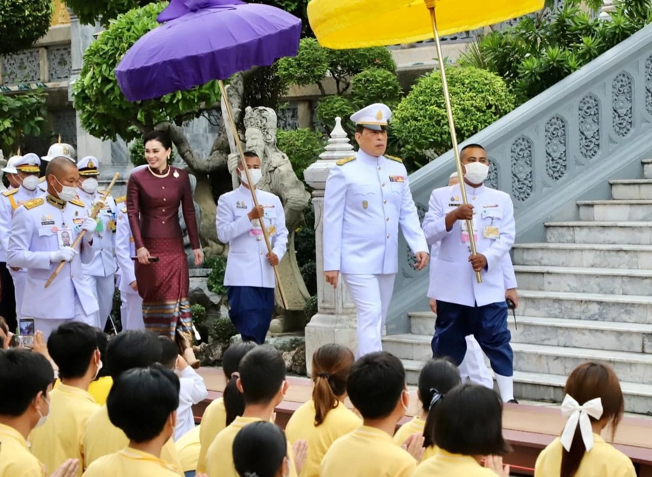 ในหลวง ทรงเปลี่ยนเครื่องทรงฤดูร้อน เป็นเครื่องทรงฤดูฝนถวายพระแก้วมรกต