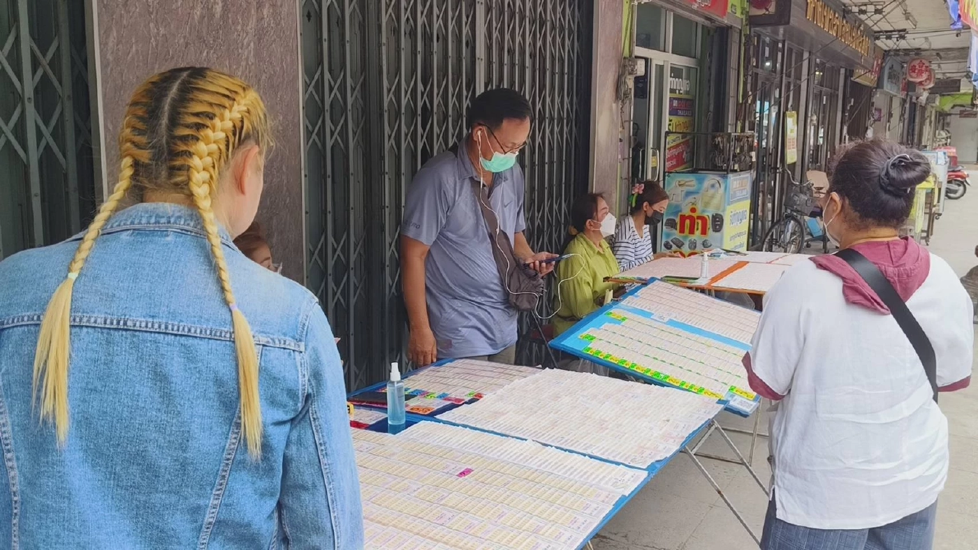 ไม่ได้มาเล่น ๆ คอหวยสระบุรี กวาดซื้อเลข "ทักษิณ" เกลี้ยงแผง รับหวยสัญจร