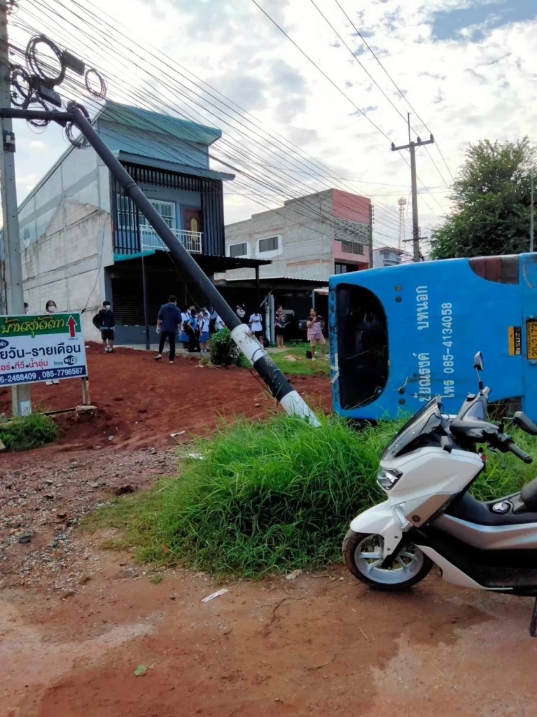 รถบัสรับส่งนักเรียน ชนเสาไฟสัญญาณจราจรพลิกคว่ำ เจ็บระนาว 16 ราย