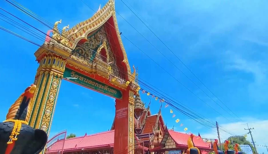 ชาวบ้านนับร้อย ไล่เจ้าอาวาสรูปใหม่ "วัดหลวงพ่อเคลือบ" นับเงินทำบุญไม่แจ้ง