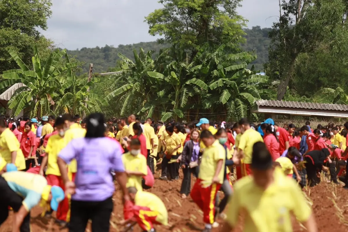 รอง ผบ.ตร. นำเยาวชน แปรอักษรรักแม่ วันเฉลิมพระชนมพรรษา 12 สิงหาคม